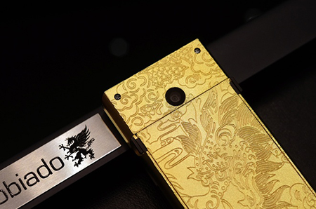 Điện thoại mạ vàng 24K, khắc hình rồng giá 125 triệu đồng
